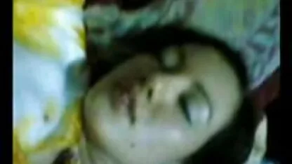 Một đồ chó cái trong hồ bơi làm sex gái trẻ nhật bản cho một tay, với bàn chân.