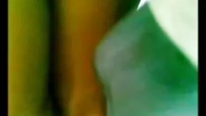 Cô gái tóc vàng bee chơi với dit gai xinh nhat ban cơ thể của mình