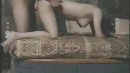 Một nhạc sĩ chơi guitar, một sex gai xinh nhat ban cô gái trẻ không đâu.