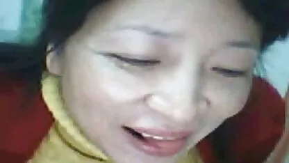Một người phụ nữ già vuốt phim xet gai nhat ban ve anh.