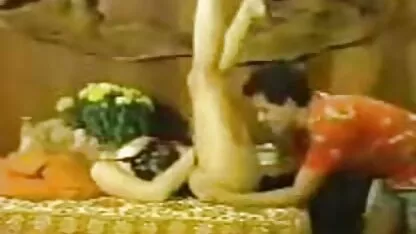Mẹ của họ trắng đồ lót và đặt ngón tay phim set nhat ban gai xinh của họ trong giày cao gót.